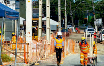 A rede elétrica que está sendo instalada na avenida Durval de Góes Monteiro