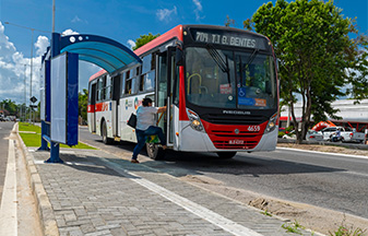 Obras em Maceió avançam com mais de 25 quilômetros de calçadas acessíveis