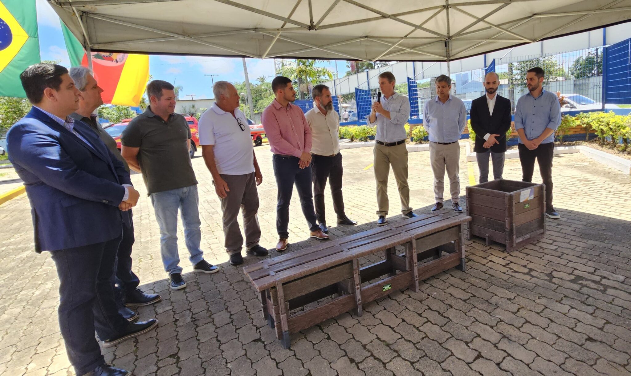 Braskem doa mobiliário urbano feito com plástico reciclado para municípios do RS