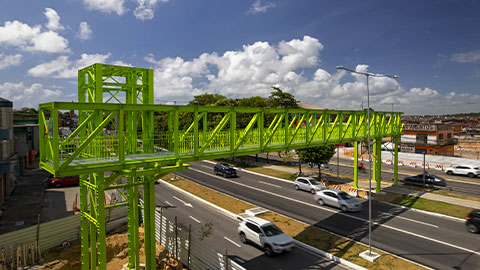 Nova passarela traz mais segurança para pedestres que circulam pela Durval de Góes Monteiro