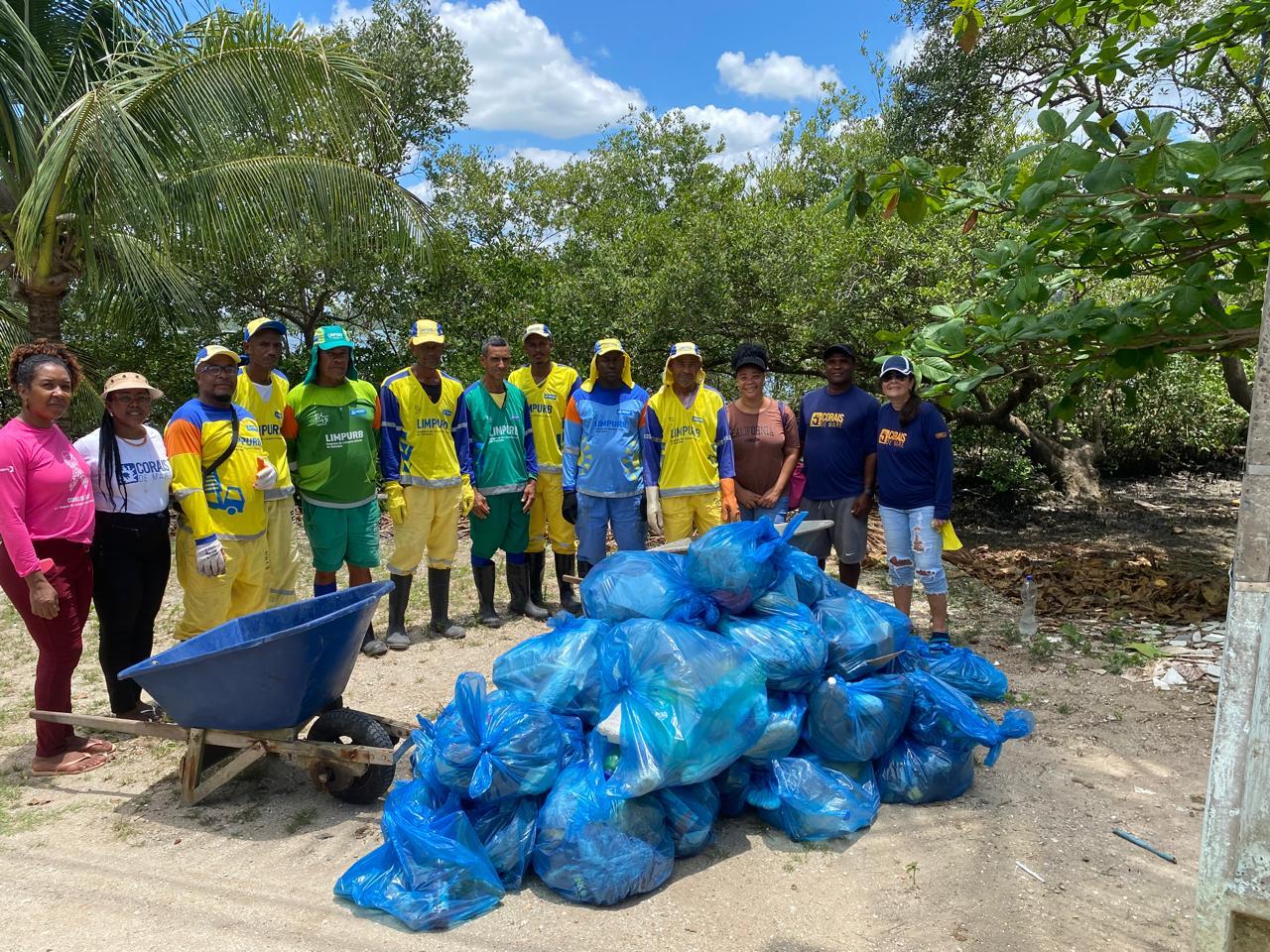 Corais de Maré promove mutirão de limpeza subaquática e de faixa de areia em Ilha de Maré