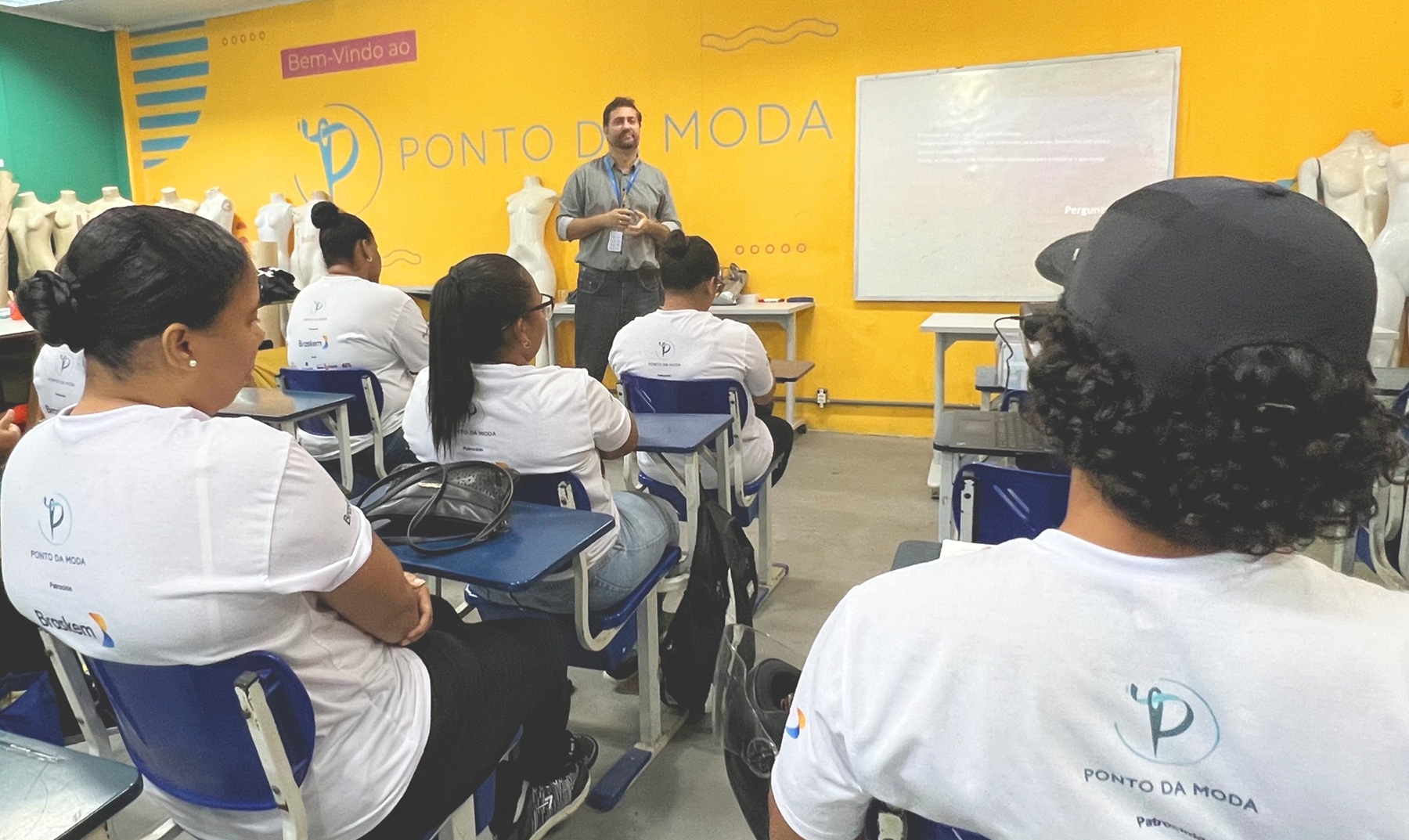 Projeto de capacitação em costura industrial promove palestra sobre mercado de trabalho em Salvador