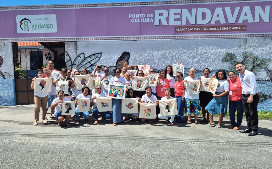 Oficina de Economia Circular capacita moradores de Dias d'Ávila a transformar plástico em arte para gerar renda