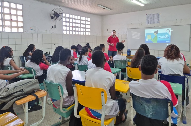 Palestra conscientiza estudantes de Camaçari sobre economia circular e a importância da reciclagem